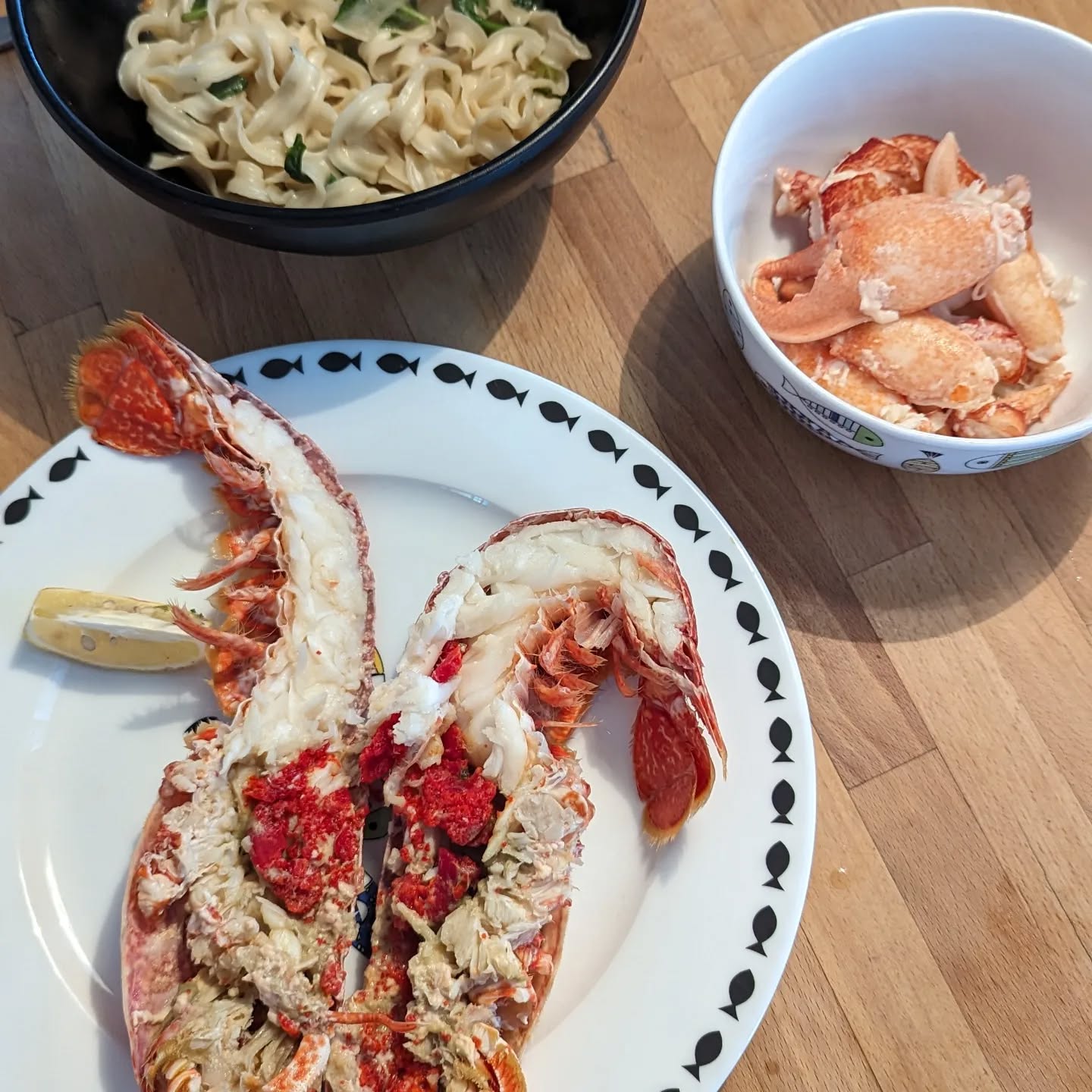 After a slightly disappointing couple of trips to fishmongers on a recent trip (West bay and Kings bridge), albeit on a Sunday, we finally hit the jackpot and found a local fisherman. Big Dave operates out of Hope Cove in SW Devon and has done all of his working life: 30 years plus. I made the drive from our accommodation after being told the day before he came back around 11am from checking his pots. He supplied me with 2 decent sized live lobsters, fresh from the pots that morning. Fortunately, our Airbnb host was able to supply a large pot and we simply boiled them in seawater level salted water for 15 and 17 minutes respectively for the smaller (600g) and larger (660g).