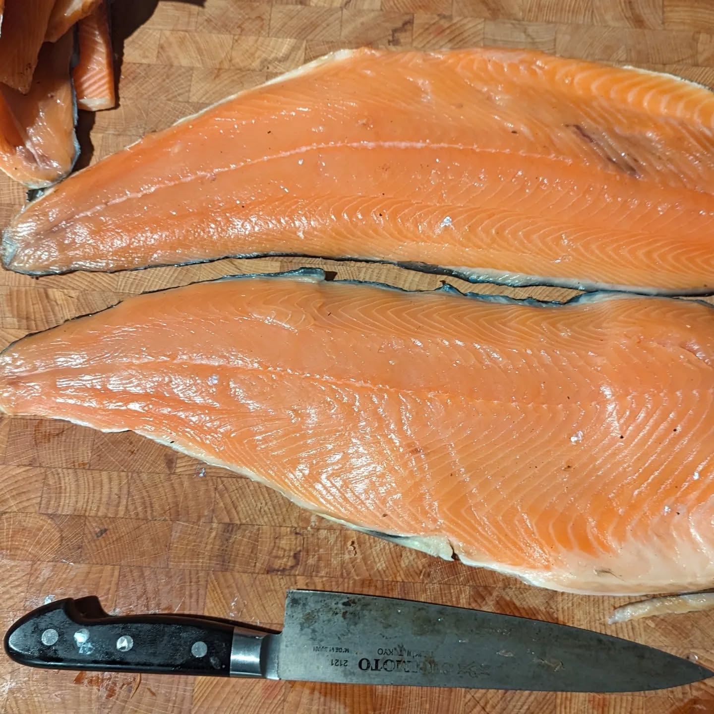 Salmon on offer as is often the case in the winter, so I picked up a couple, cured and smoked them. Beech, cherry and hickory smoke for 12hrs. We ate one for NYE and the rest will go in the freezer. I made cream cheese and some crackers (not pictured) to go with them. Once I'd stripped the rest of the flesh after filleting them, the head and bones were roasted (12 mins air fryer max) and made into stock with a slice of konbu for some extra umami.
