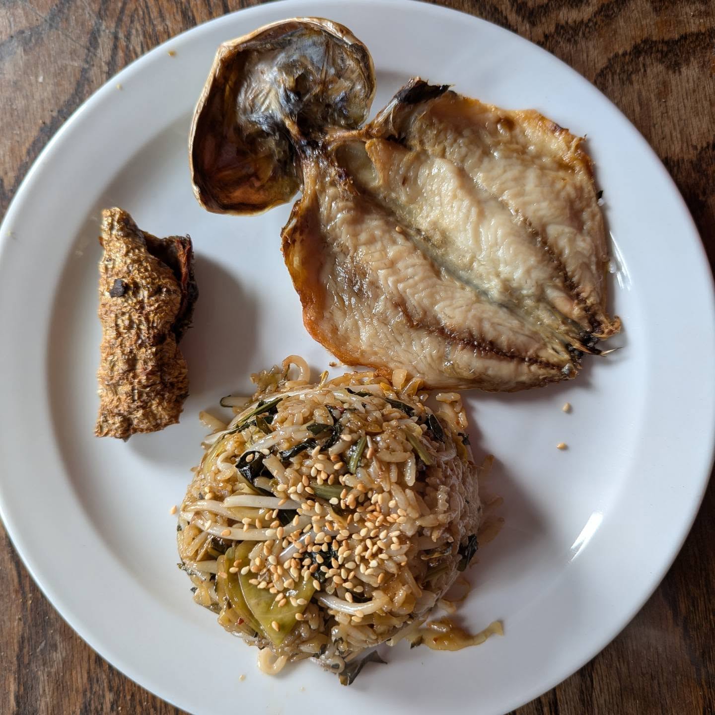 Here we have a butterflied, salted and dried Indian mackerel, known as aji no himano in Japan. Traditionally eaten for breakfast, however, I ate it for a late lunch today. It was accompanied by smoked salmon skin, crisped up in an air fryer, and some fried rice. The mackerel process is relatively simple once butterflied, and would work just as well on filleted mackerel or sardines. I soaked 4 in 100ml of 10% alcohol (sake or 1 part gin/vodka diluted with 3 water) for about 15 minutes.